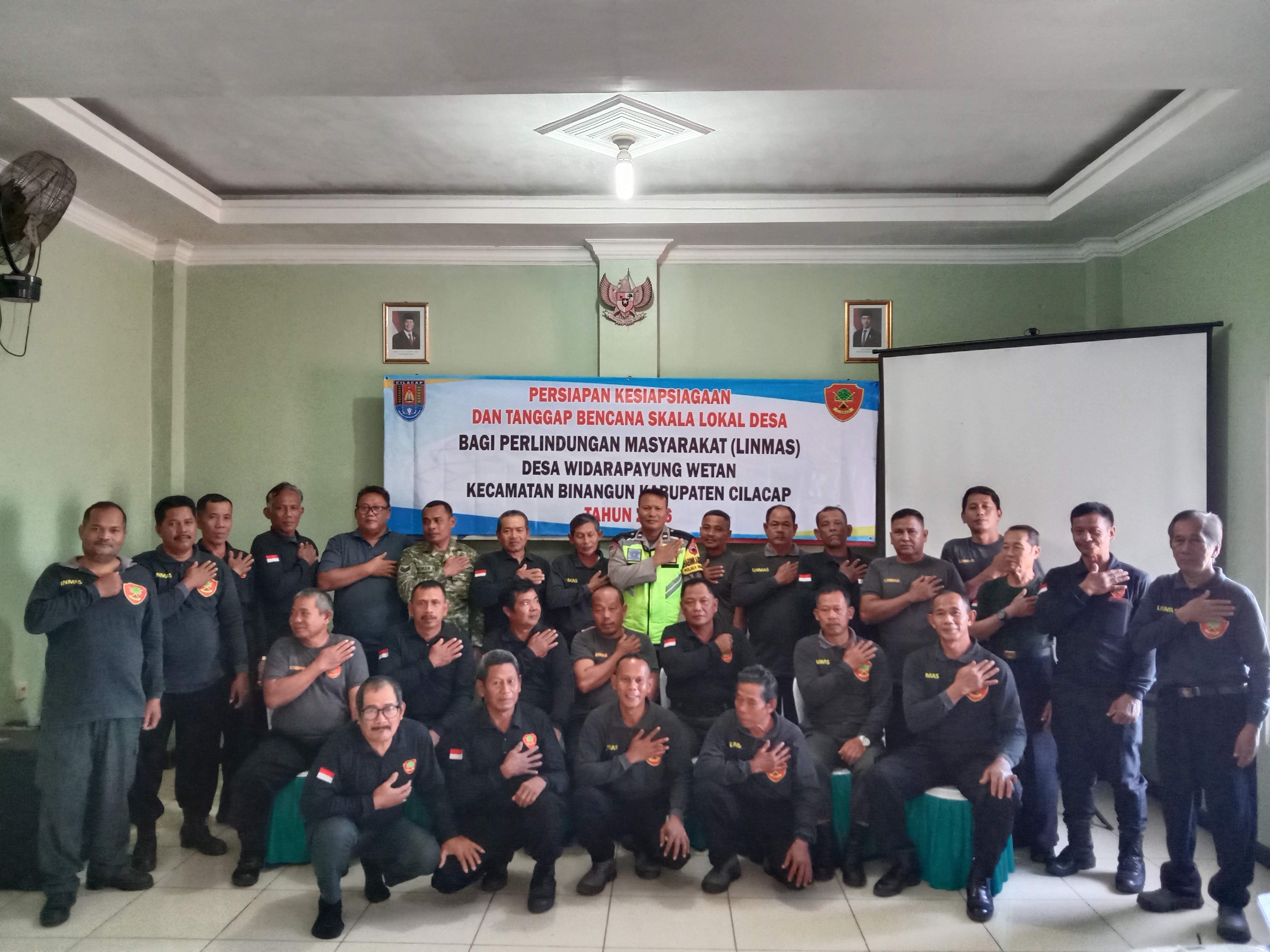 Linmas Desa Widarapayung Wetan Ikuti Kegiatan Persiapan Kesiapsiagaan dan Tanggap Bencana Skala Lokal Desa